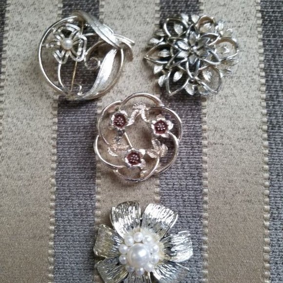 VINTAGE GOLDTONE SARAH COVENTRY BROOCHES - Picture 1 of 9